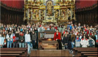           Grupo de jovenes del 28 de enero 2008
con PILAR CABRERA al nuevo Órgano de la Catedral.