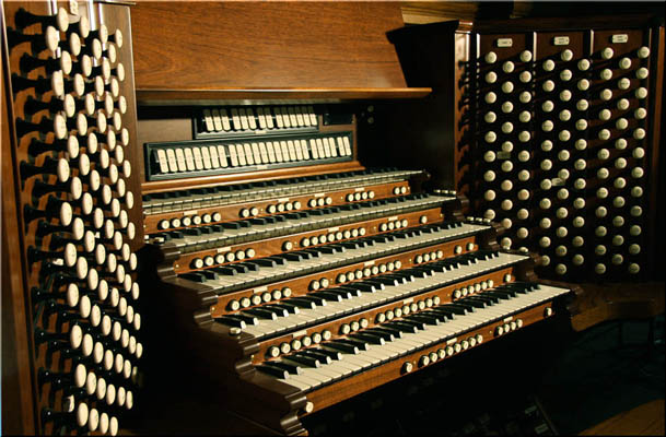       La consola del gran Órgano 
  de la Catedral Basílica de St. Louis 