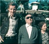    Joaquín Rodrigo con su esposa 
   en Marbella en 1988, asistiendo 
 a un concierto de Michael Reckling.