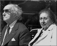     Joaquín Rodrigo con 88 años 
  junto a su esposa Victoria Kamhi