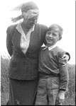   M.Reckling a los 8 años con su madre  