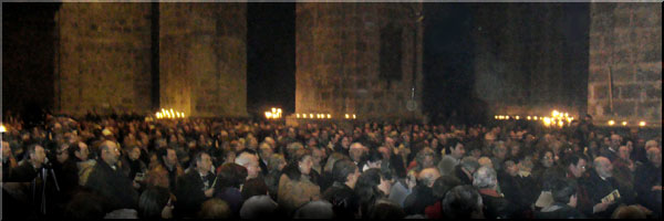 Más de 1.500 personas acudieron al Concierto de Navidad 
       celebrado a luz de vela en la Catedral de Valladolid.