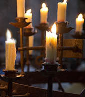             Los 6 grandes candelabros ha sido   
    una donación del Ayuntamiento de Valladolid   