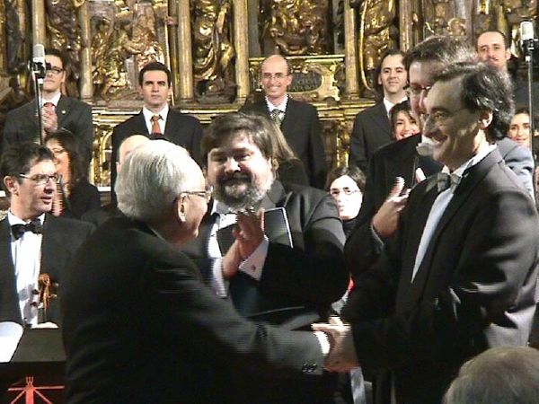 F&eacute;lix A. del Barrio, director de la Orquesta de San Benito, con el tenor Miguel Mediano, felicitando a Jos&eacute; L&oacute;pez-Calo
