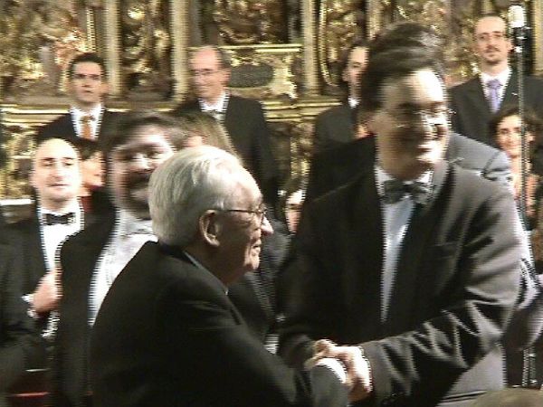F&eacute;lix A. del Barrio, director de la Orquesta de San Benito, felicitando a Jos&eacute; L&oacute;pez-Calo