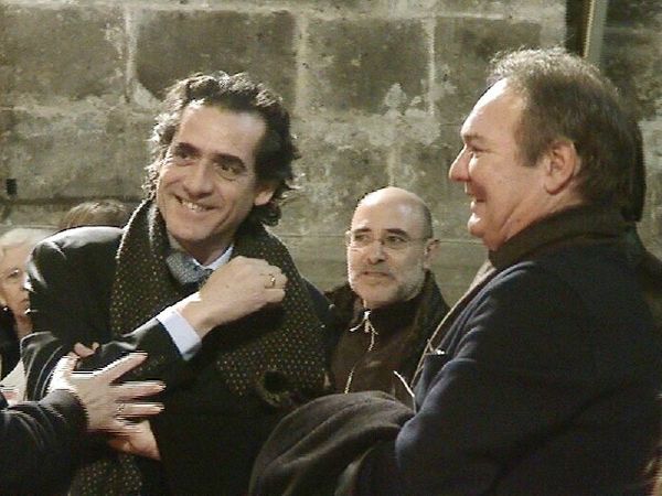       Directivos de Caja Espa&ntilde;a
conversando con &Aacute;ngelines Porres