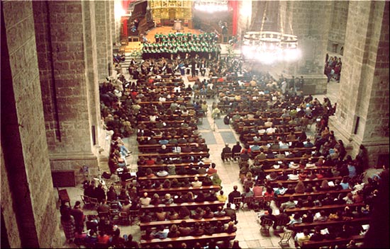       Coro de la Universidad de Le&oacute;n
con la Orquesta Sinf&oacute;nica de Bratislava